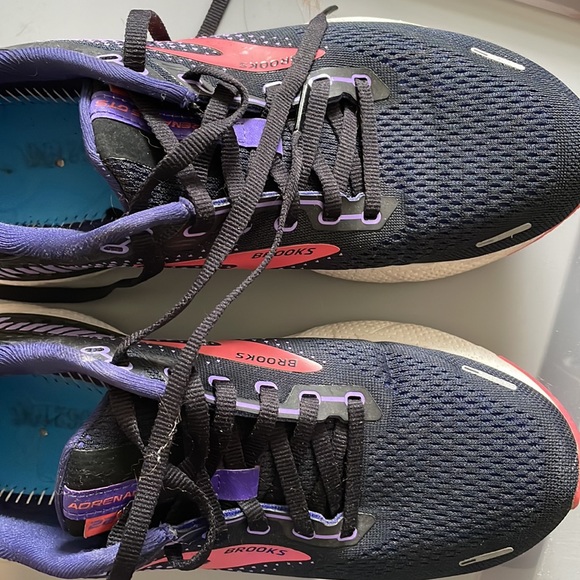 Brooks adrenaline 22.  Still have some life left in them!  Need insoles - Picture 2 of 4